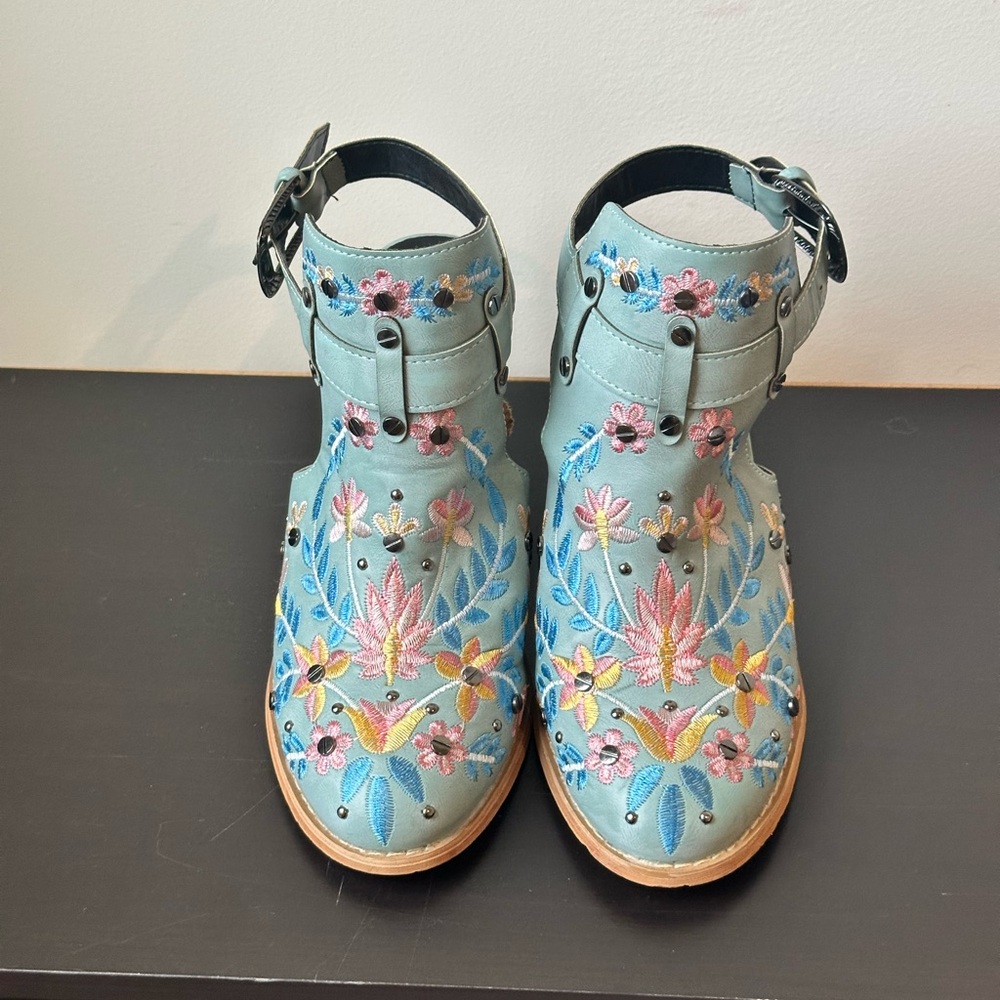Chic Tan & blue Heeled Sandals boots with floral detail’s woman’s Size 8